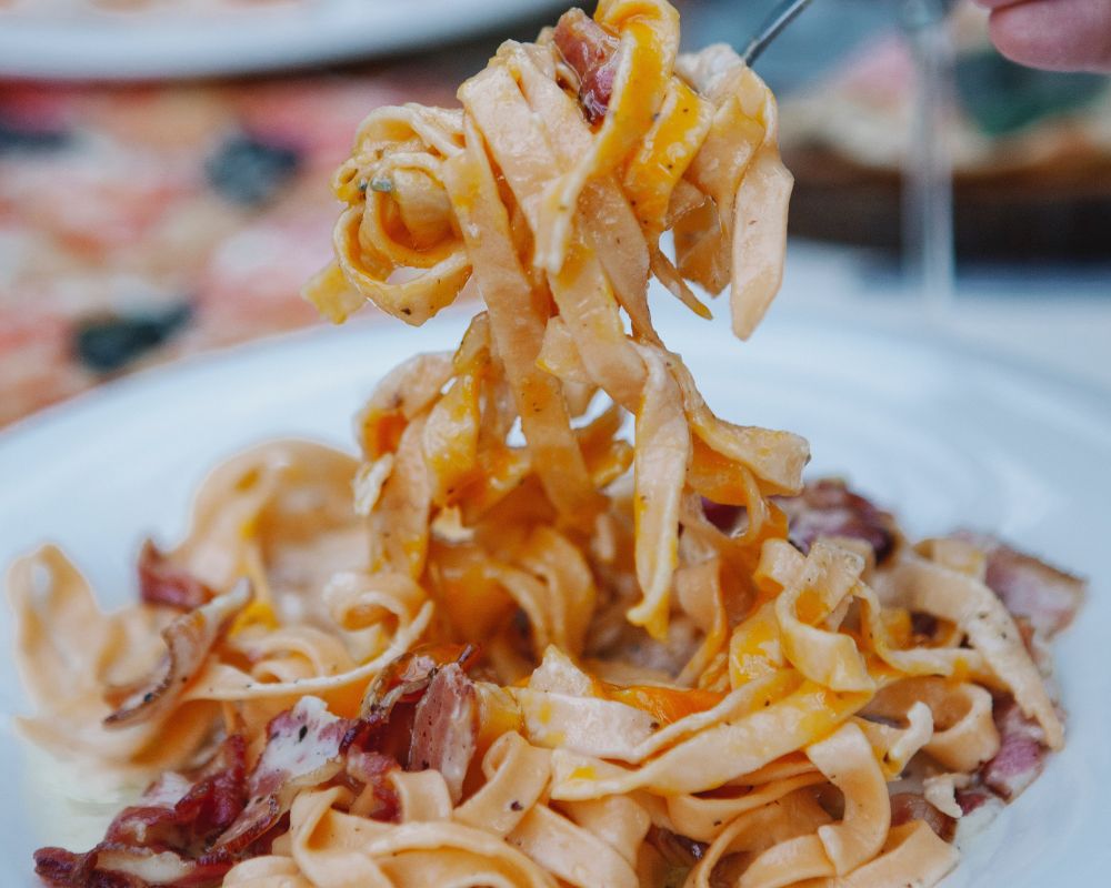 spaghetti carbonara classic dishes to try in rome